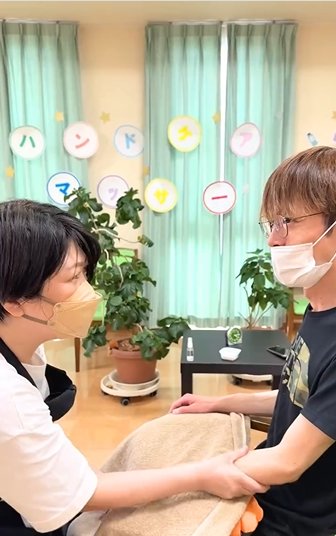 ハンドマッサージを職員も体験